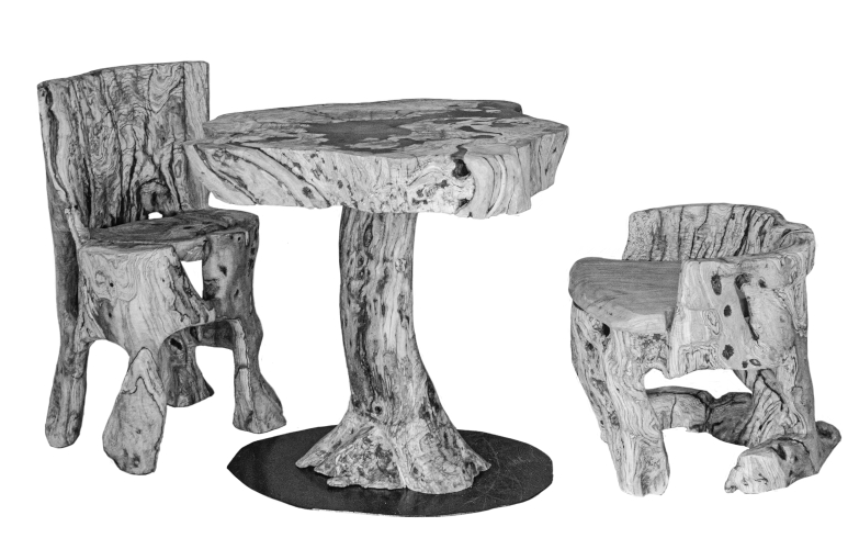 mesa y dos sillas hechas con madera de olivo